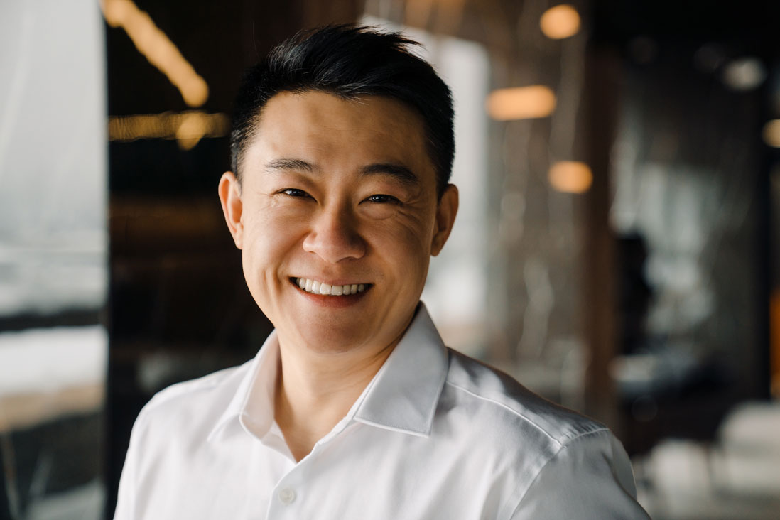 veneers-fall-off-PE-banner-image (2) man-white-shirt-smiling-with-teeth